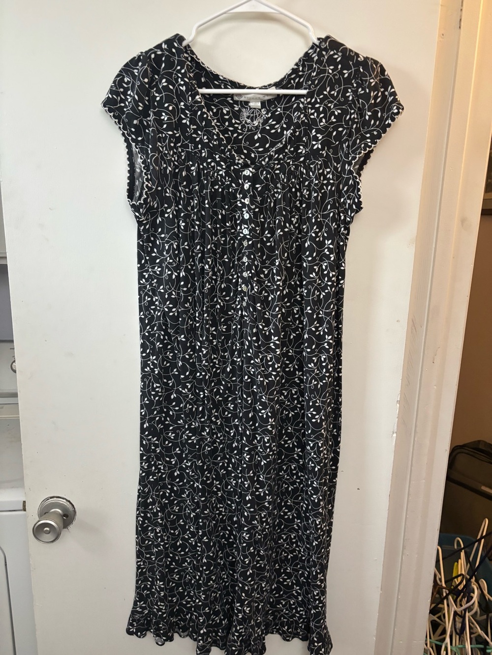 Eileen West Black White Floral Cap Sleeve Button Front Midi Nightgown Size M